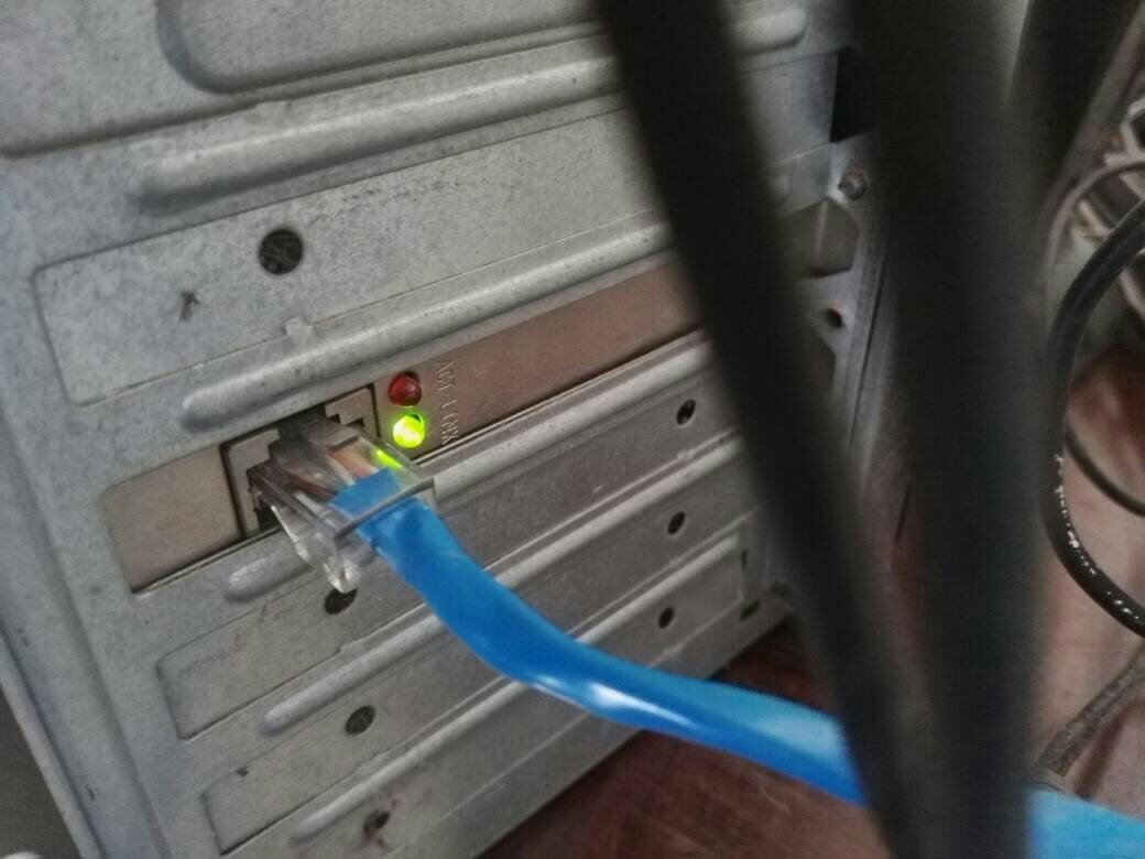 電腦主機網線插口黃燈亮、紅燈不閃且連不上網的故障排查指南